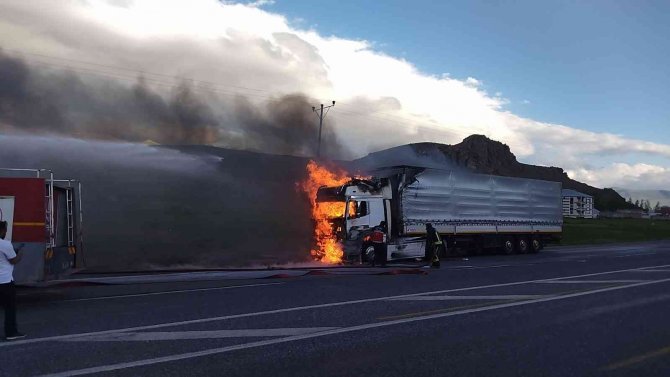 Seyir halindeki tır alev aldı, sürücü son anda kurtuldu