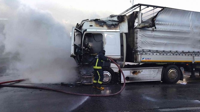 Seyir halindeki tır alev aldı, sürücü son anda kurtuldu