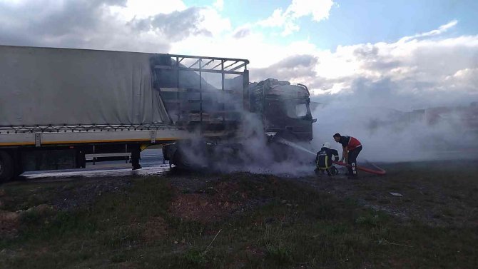 Seyir halindeki tır alev aldı, sürücü son anda kurtuldu