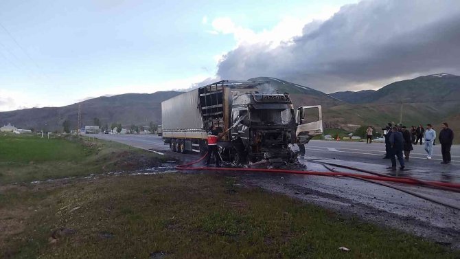 Seyir halindeki tır alev aldı, sürücü son anda kurtuldu