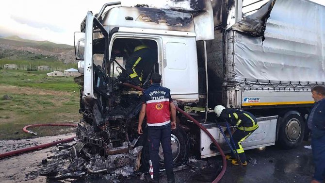 Seyir halindeki tır alev aldı, sürücü son anda kurtuldu