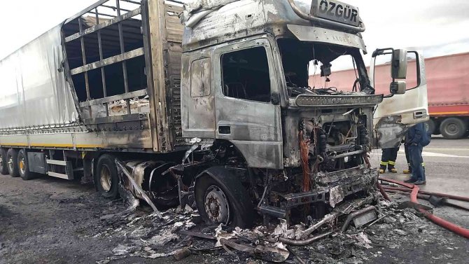 Seyir halindeki tır alev aldı, sürücü son anda kurtuldu