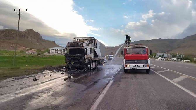 Seyir halindeki tır alev aldı, sürücü son anda kurtuldu