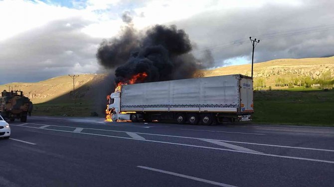 Seyir halindeki tır alev aldı, sürücü son anda kurtuldu