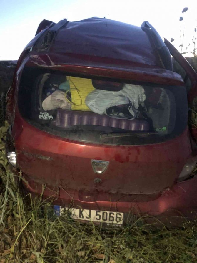 Sürücüsünün direksiyon hakimiyetini kaybettiği araç devrildi: 4 yaralı