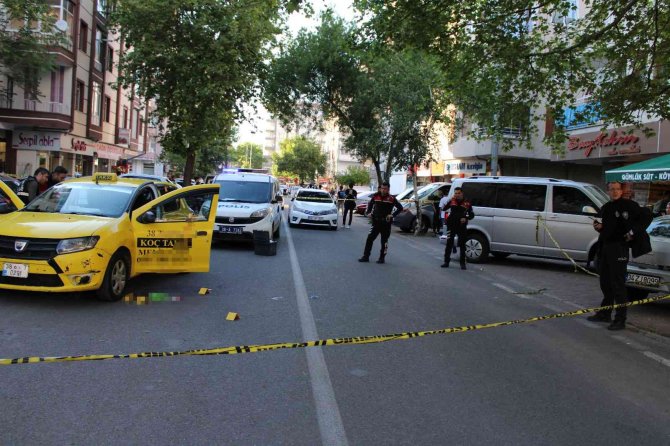 Taksi sahibinin oğlu, şoförü kafasından vurdu