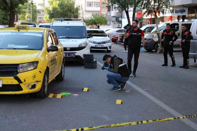 Taksi sahibinin oğlu, şoförü kafasından vurdu