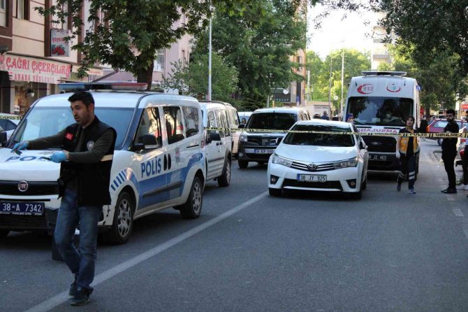 Taksi sahibinin oğlu, şoförü kafasından vurdu