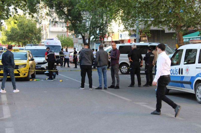 Taksi sahibinin oğlu, şoförü kafasından vurdu