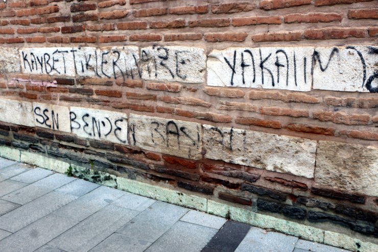 Tarihi hanın duvarlarında 'sprey boya' çirkinliği