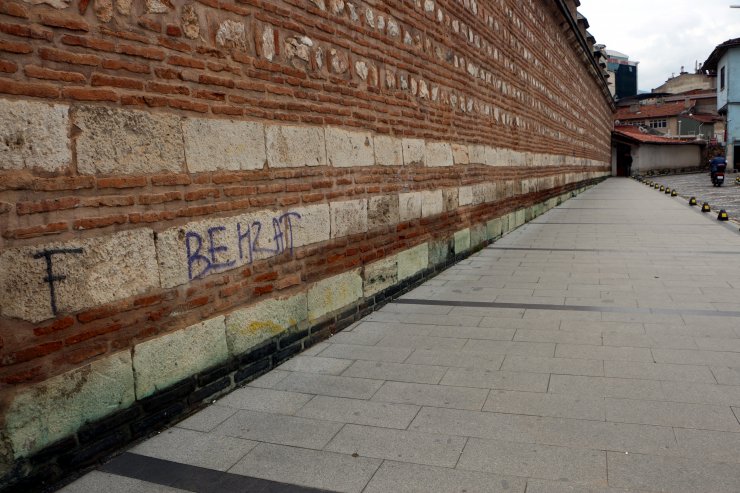 Tarihi hanın duvarlarında 'sprey boya' çirkinliği