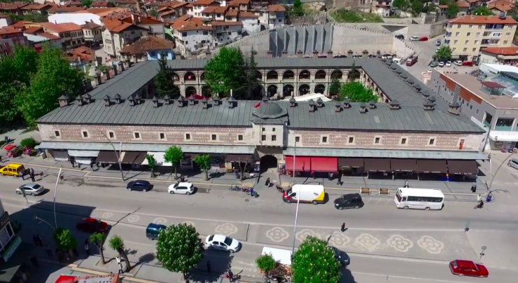 Tarihi hanın duvarlarında 'sprey boya' çirkinliği