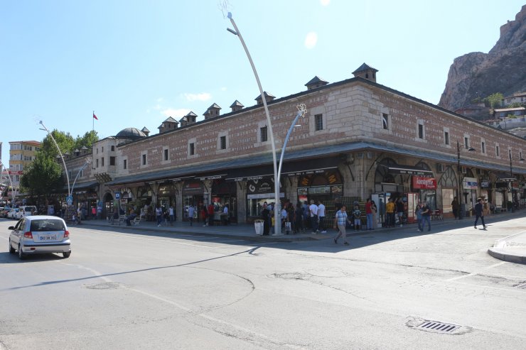 Tarihi hanın duvarlarında 'sprey boya' çirkinliği