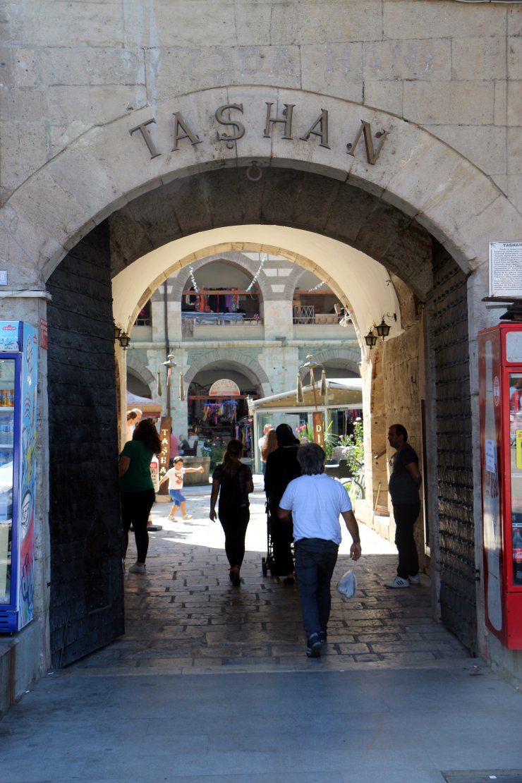 Tarihi hanın duvarlarında 'sprey boya' çirkinliği