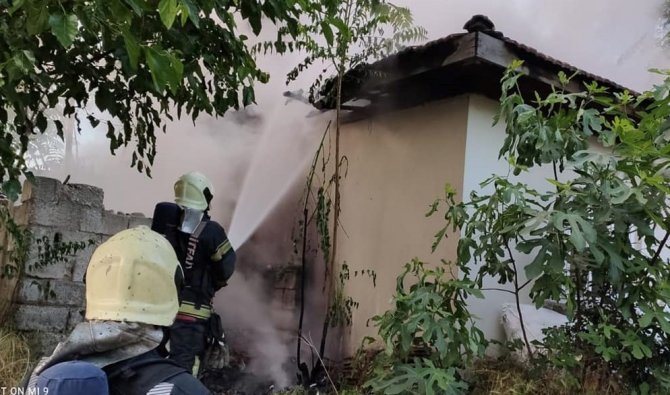 Tek katlı ev alevlere teslim oldu