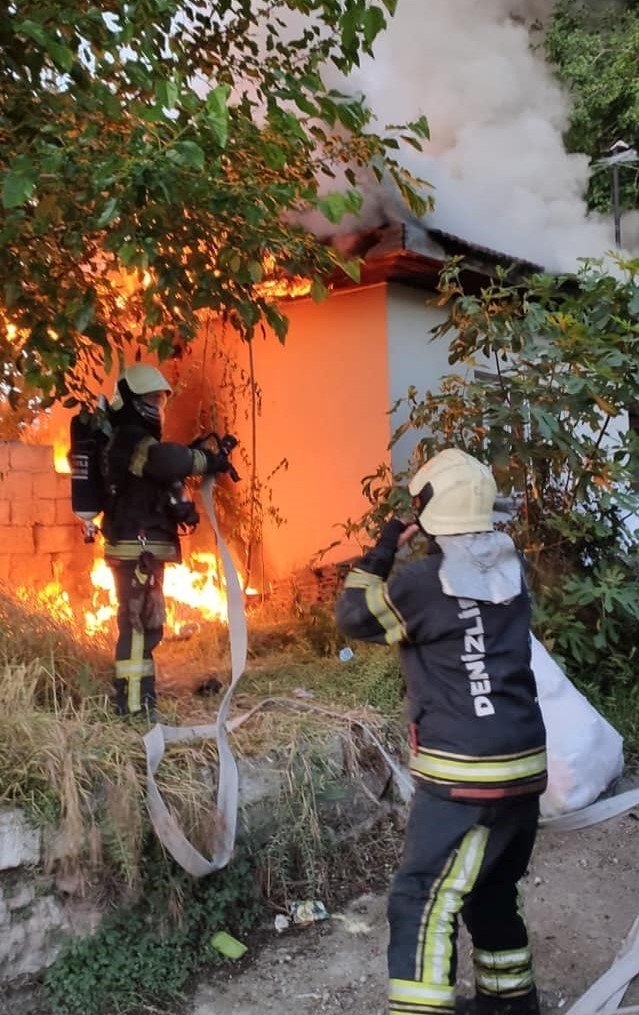 Tek katlı ev alevlere teslim oldu