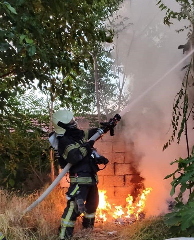 Tek katlı ev alevlere teslim oldu