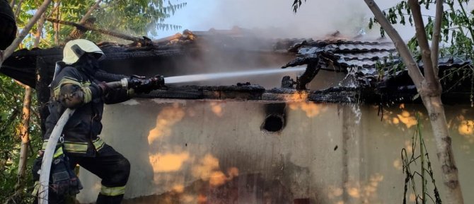 Tek katlı ev alevlere teslim oldu