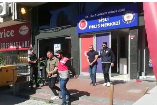 Turistlerin 3 bin dolarını ‘tırnakçılık’ yöntemiyle çalan taksiciler önce kameralara sonra polise yakalandı