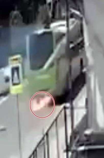 Yolcusunu alarak harekete geçen otobüs işte böyle alev almış