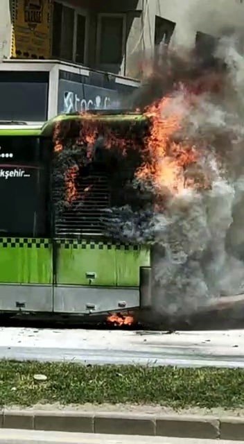 Yolcusunu alarak harekete geçen otobüs işte böyle alev almış