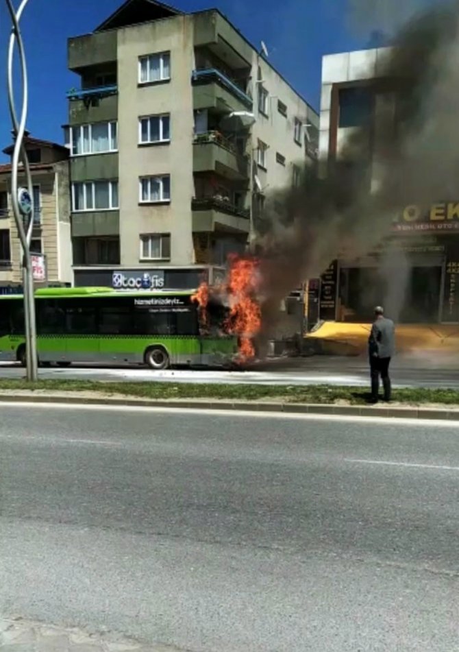 Yolcusunu alarak harekete geçen otobüs işte böyle alev almış