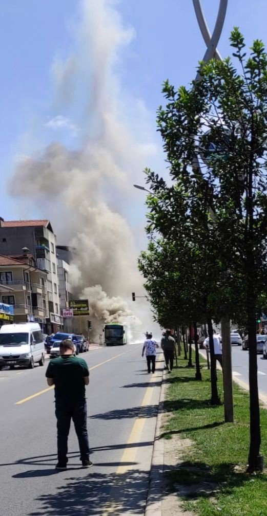 Yolcusunu alarak harekete geçen otobüs işte böyle alev almış