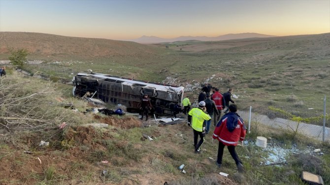 Niğde'de otobüsün devrilmesi sonucu 2 kişi öldü, 42 kişi yaralandı