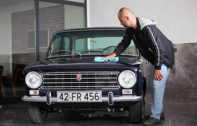 Çocukluk hayali 1975 model arabayı aldı, yurt dışından getirdiği parçalarla topladı