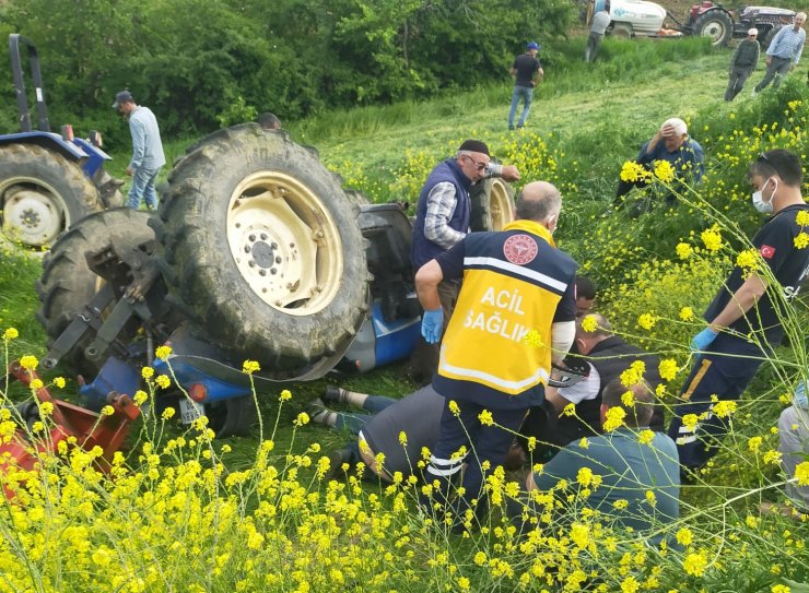 Devrilen traktörün altında kalan sürücü hayatını kaybetti