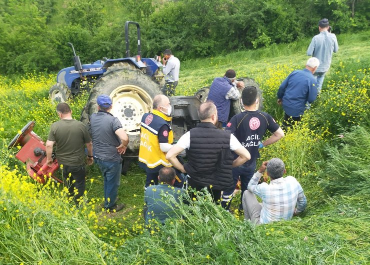 Devrilen traktörün altında kalan sürücü hayatını kaybetti