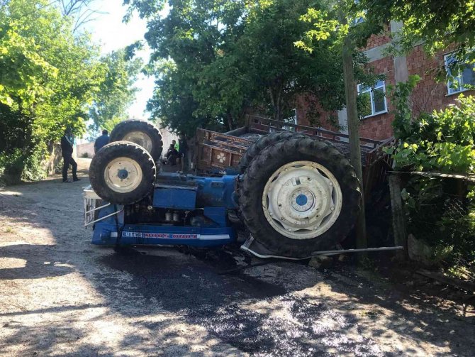 Devrilen traktörün altında kalan sürücü hayatını kaybetti