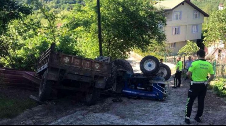 Devrilen traktörün altında kalan sürücü öldü