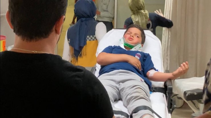 Düğün konvoyundaki cip, bahşiş isteyen çocuğa çarptı