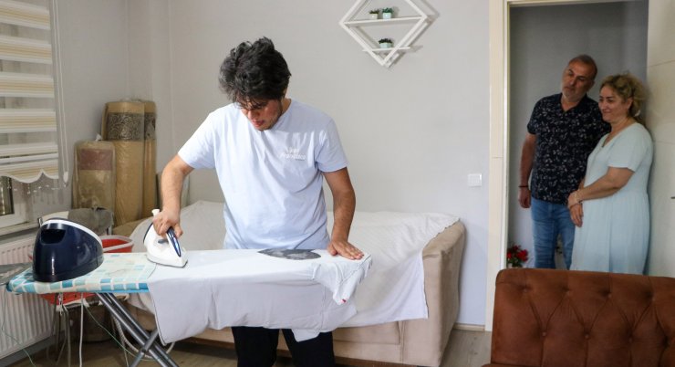 Evlat edindikleri otizmli Yiğit'ten vazgeçmediler