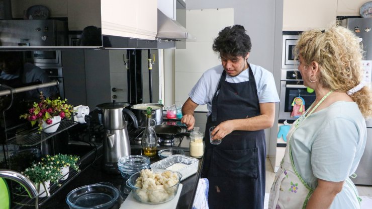 Evlat edindikleri otizmli Yiğit'ten vazgeçmediler