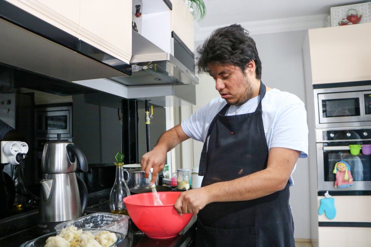 Evlat edindikleri otizmli Yiğit'ten vazgeçmediler