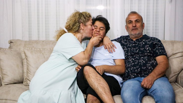 Evlat edindikleri otizmli Yiğit'ten vazgeçmediler