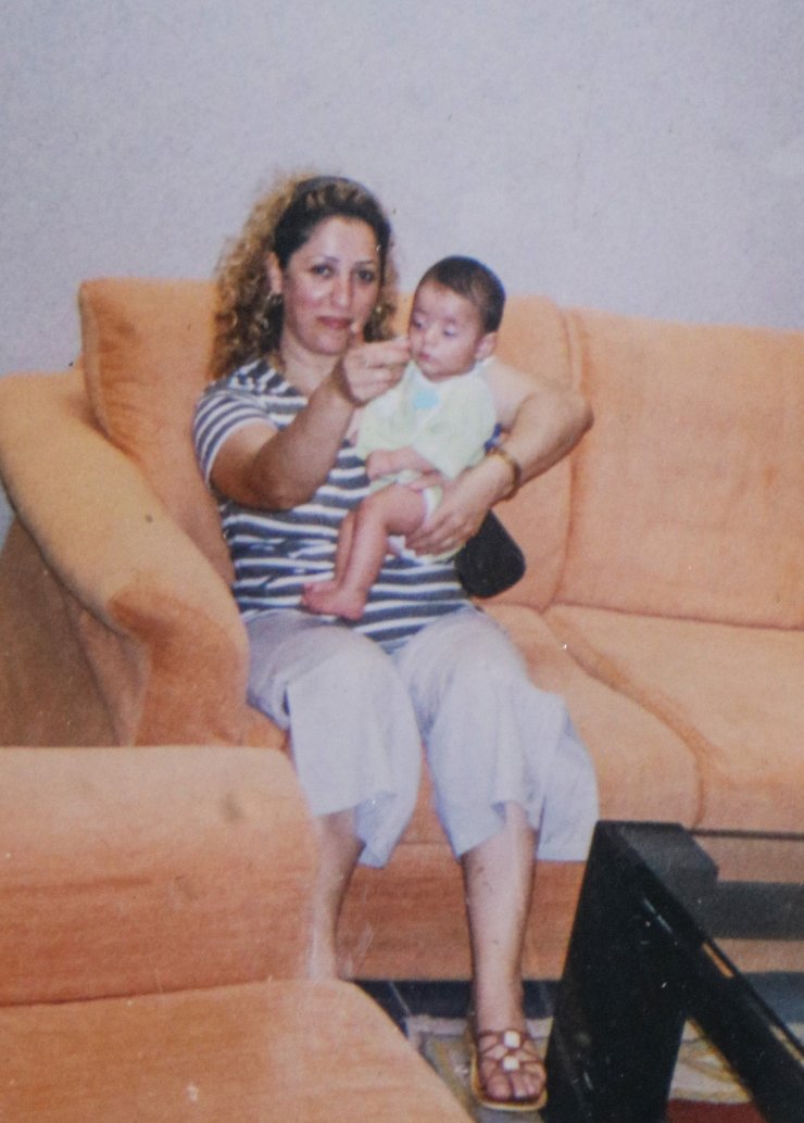 Evlat edindikleri otizmli Yiğit'ten vazgeçmediler