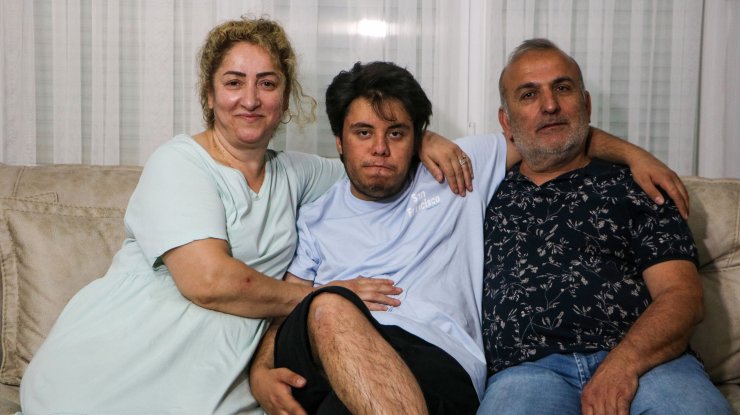 Evlat edindikleri otizmli Yiğit'ten vazgeçmediler