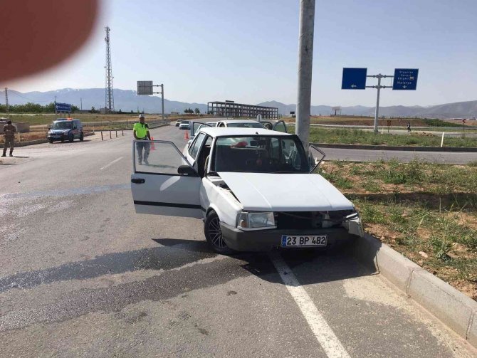 İki otomobil çarpıştı: 3 yaralı