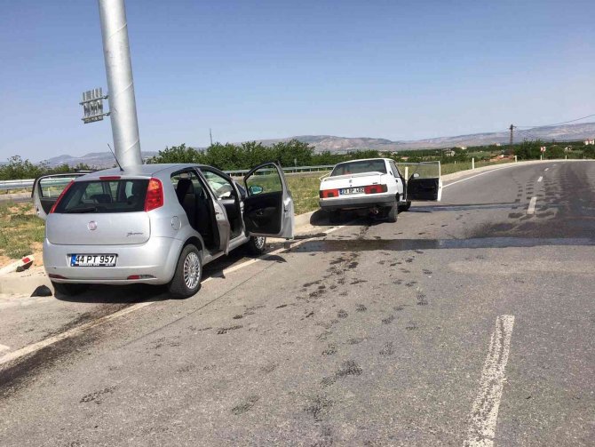 İki otomobil çarpıştı: 3 yaralı