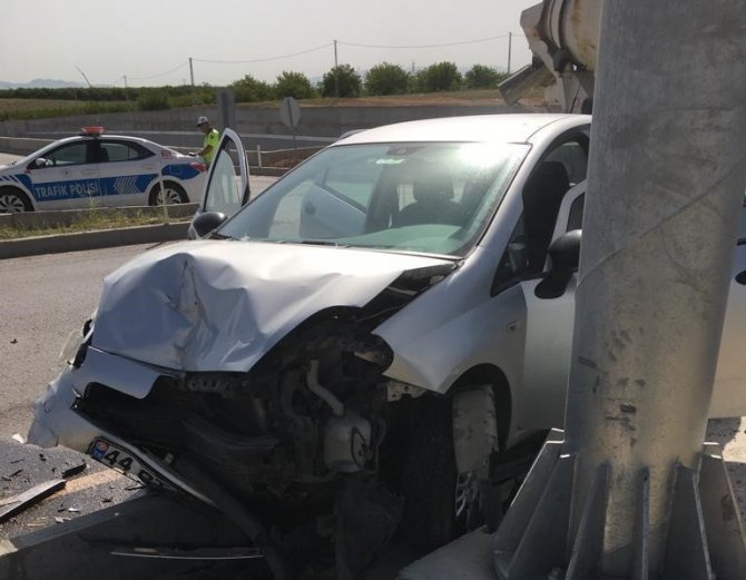 İki otomobil çarpıştı: 3 yaralı