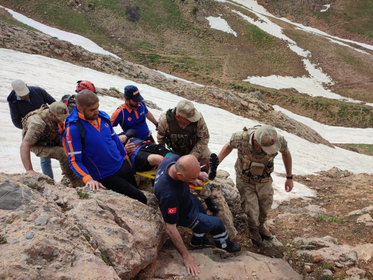 Mantar toplarken kayalıklardan düştü, askeri helikopterle hastaneye yetiştirildi