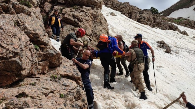 Mantar toplarken kayalıklardan düştü, askeri helikopterle hastaneye yetiştirildi