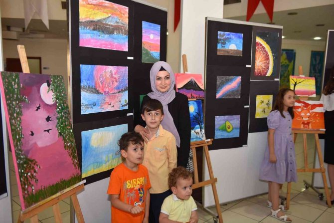 Minik ressamların eserleri görücüye çıktı