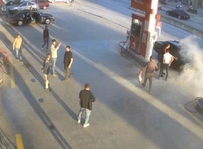 Otomobil akaryakıt istasyonunda alev aldı,  çalışanlar müdahale etti