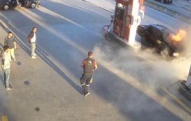 Otomobil akaryakıt istasyonunda alev aldı, çalışanlar müdahale etti