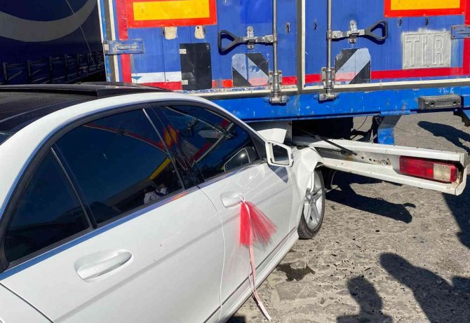 Otomobil tırın dorsesine çarptı: 2 yaralı