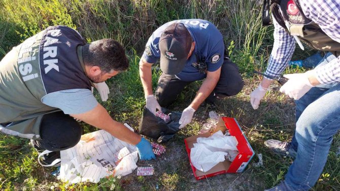 Polis araçtan atılan uyuşturucu hapları böyle buldu